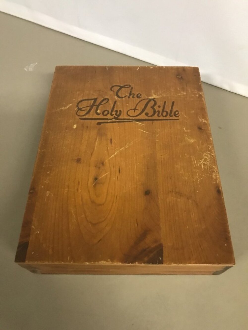 Cedar Wood Box THE HOLY BIBLE Red Lettered Edition. Sympathy Carpenters Union Z4